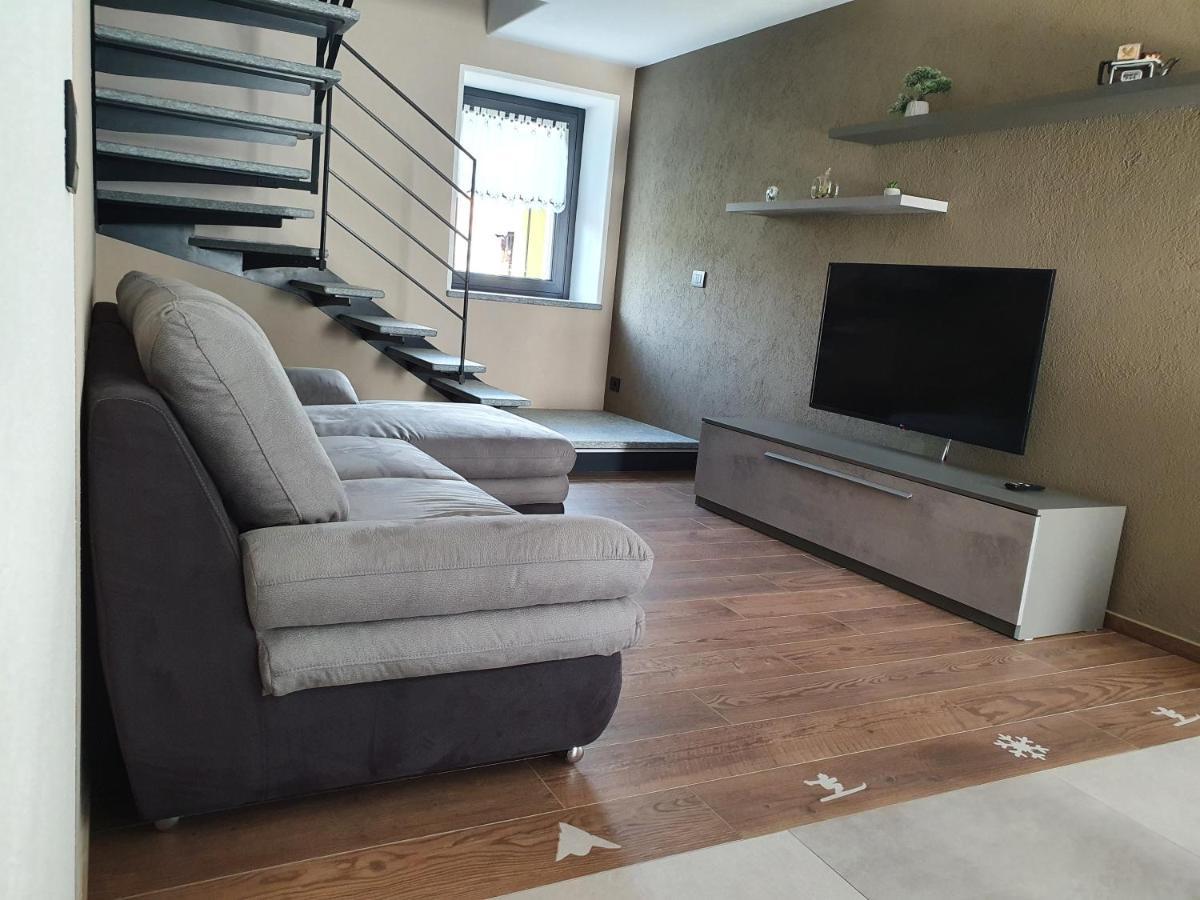 Casa Vacanza Lo Nano Fenis Εξωτερικό φωτογραφία